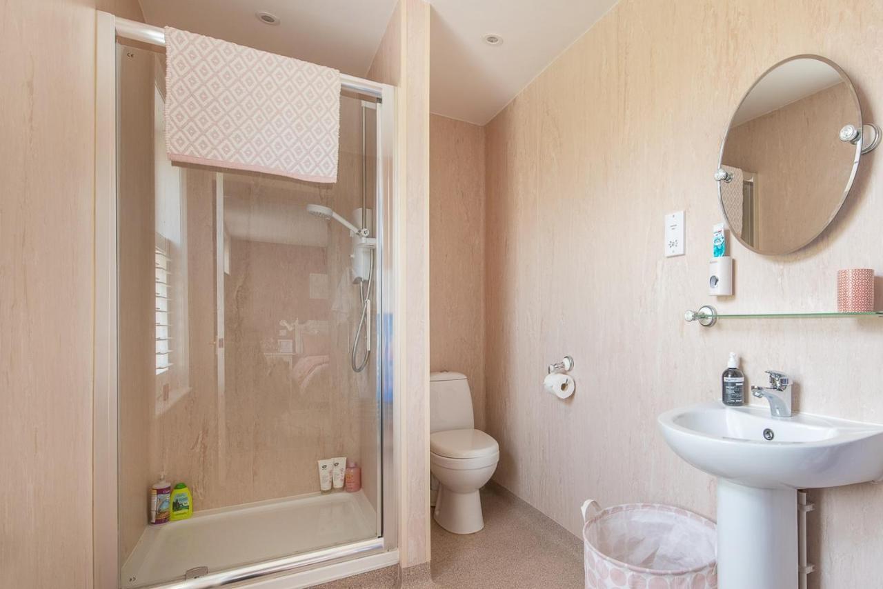 Luxury Group Celebration House With Hot Tub & Bar! Уорминстер Экстерьер фото